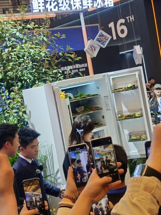 王冰冰与董宇辉探展格力电器引发热烈关注，CP现场火爆，丈母娘狂热围观！